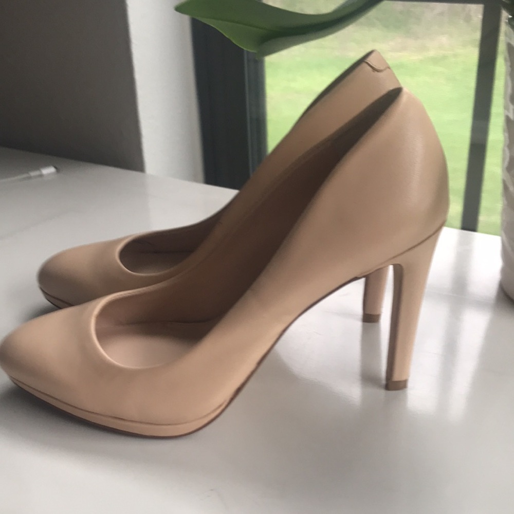 Banana Republic Leather beige Size 6. Sexy, classic beautiful 4" heels